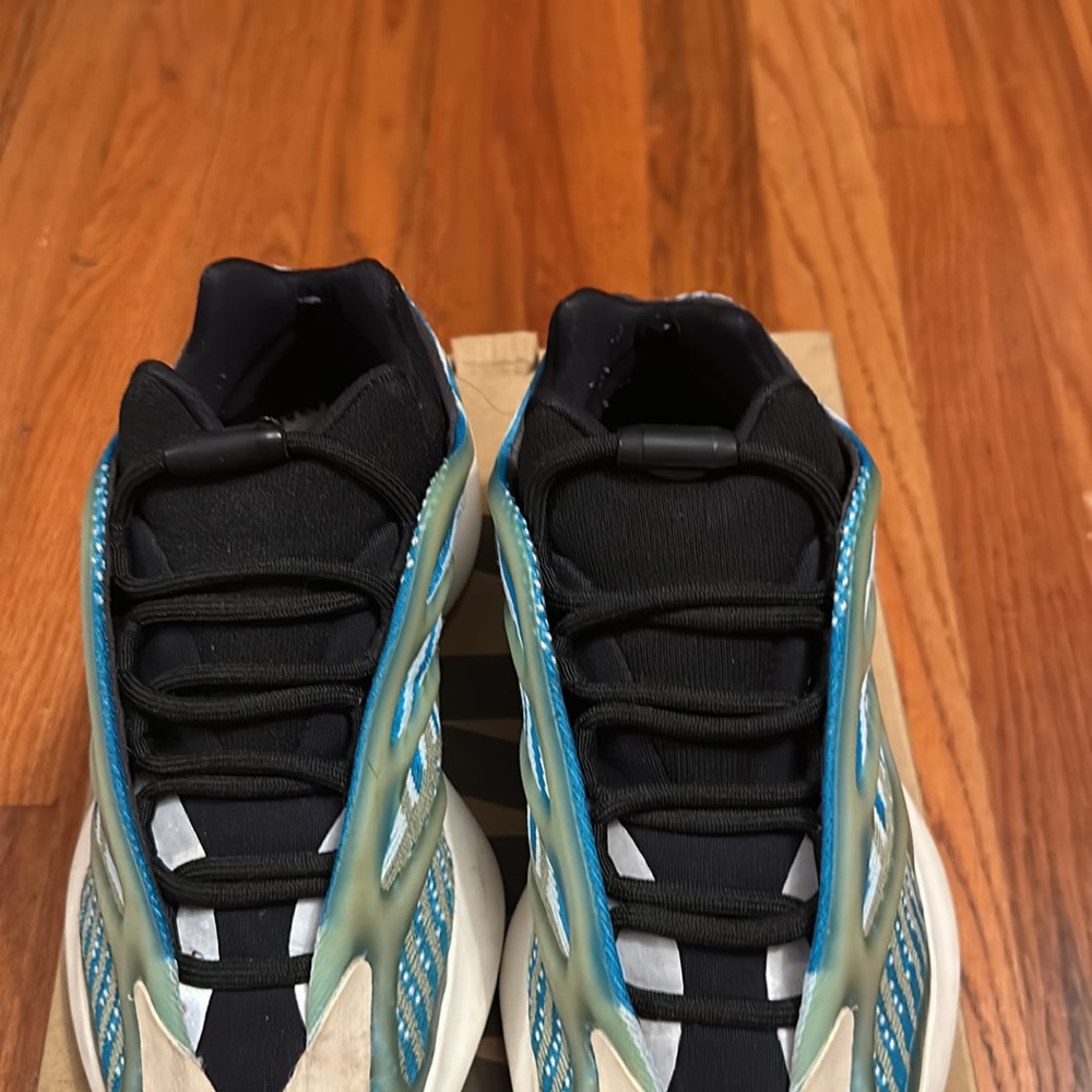 Yeezy 700 - Picture 3 of 3